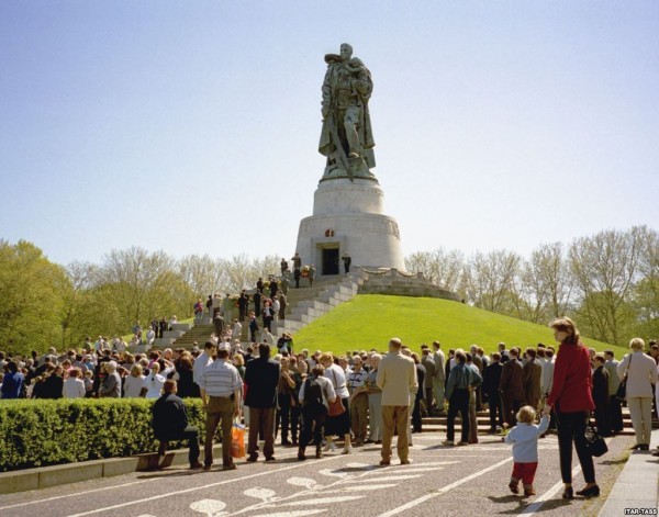 Люди у монумента Воину-освободителю в Трептов-парке (Берлин, Германия)